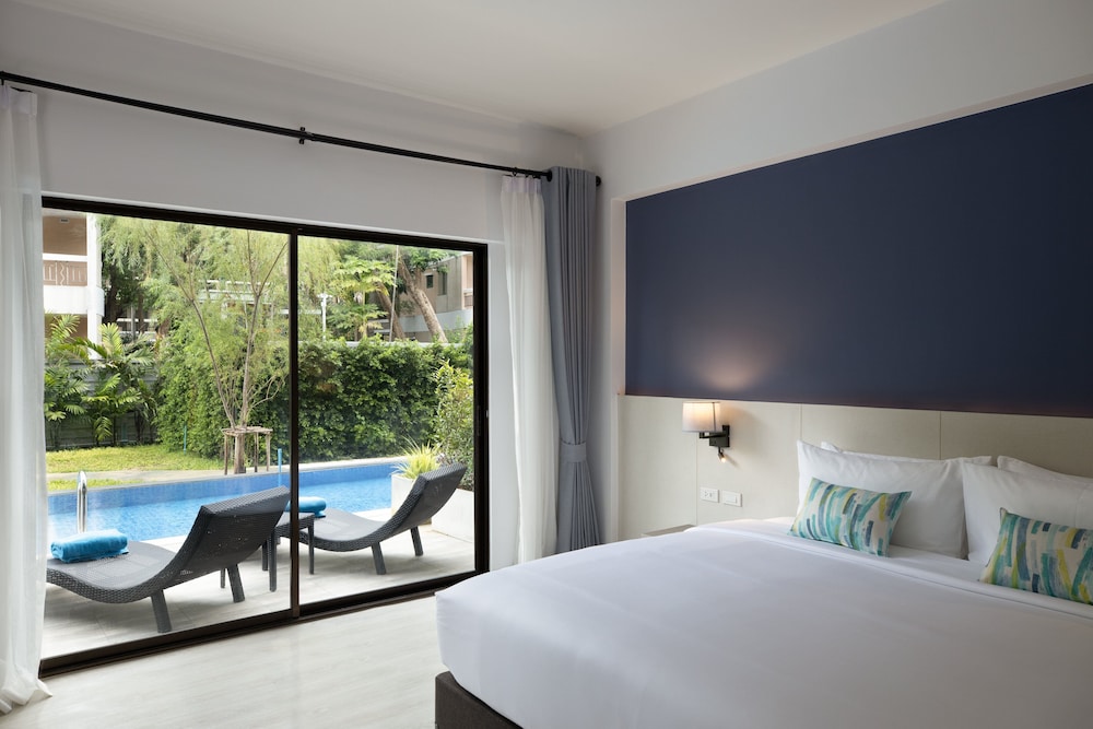 Deluxe Room, 1 King Bed, Pool Access - Photo 2