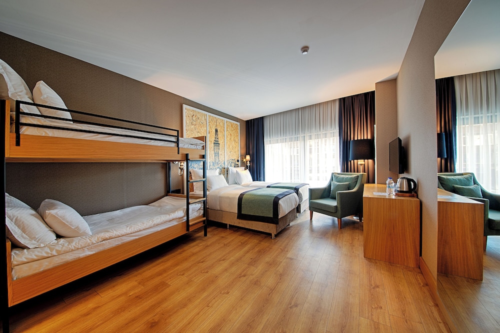 Family Quadruple Room, 1 Bedroom, Non Smoking, City View photo 3
