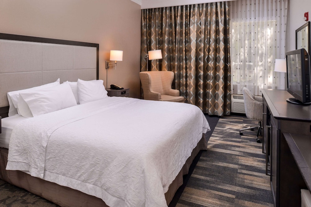 Standard Room, 1 King Bed, Non Smoking - Photo 9