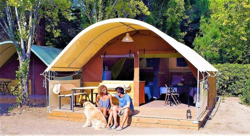 Comfort Tent, Multiple Beds photo 1
