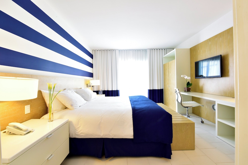 Superior Room, 1 King Bed, Pool View photo 3