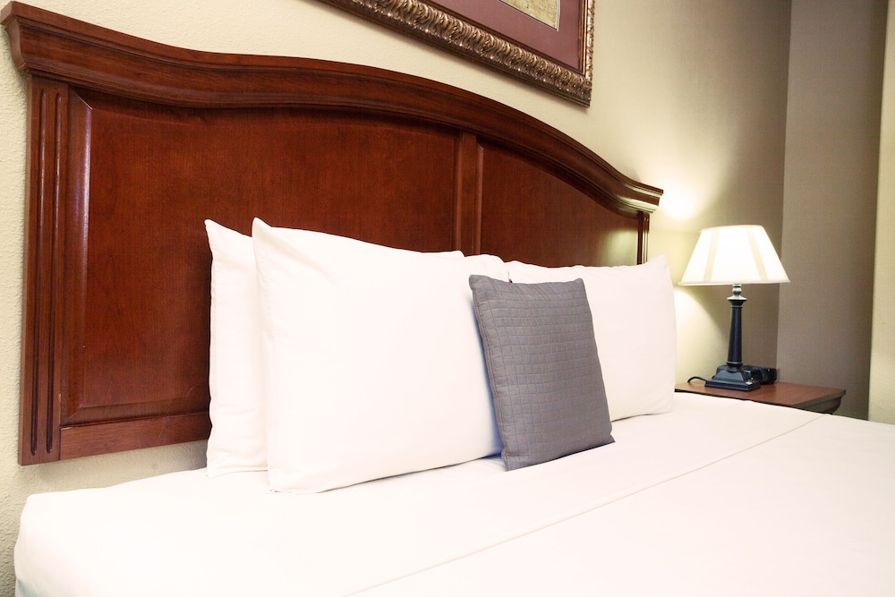 Room, 1 King Bed, City View - Photo 3