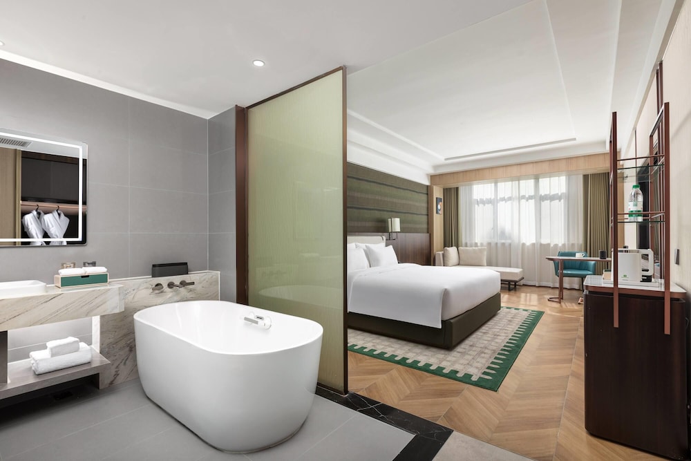 Luxury Room, 1 King Bed photo 1
