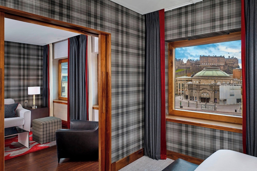Club Suite, 1 King Bed thumbnail 5