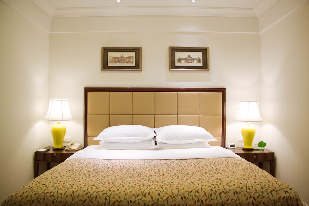 Suite, 1 King Bed, Smoking photo 2