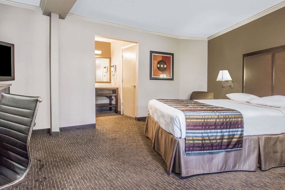 Standard Room, 1 Queen Bed photo 2