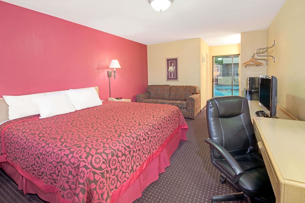 Room, 1 King Bed, Refrigerator & Microwave - Photo 1