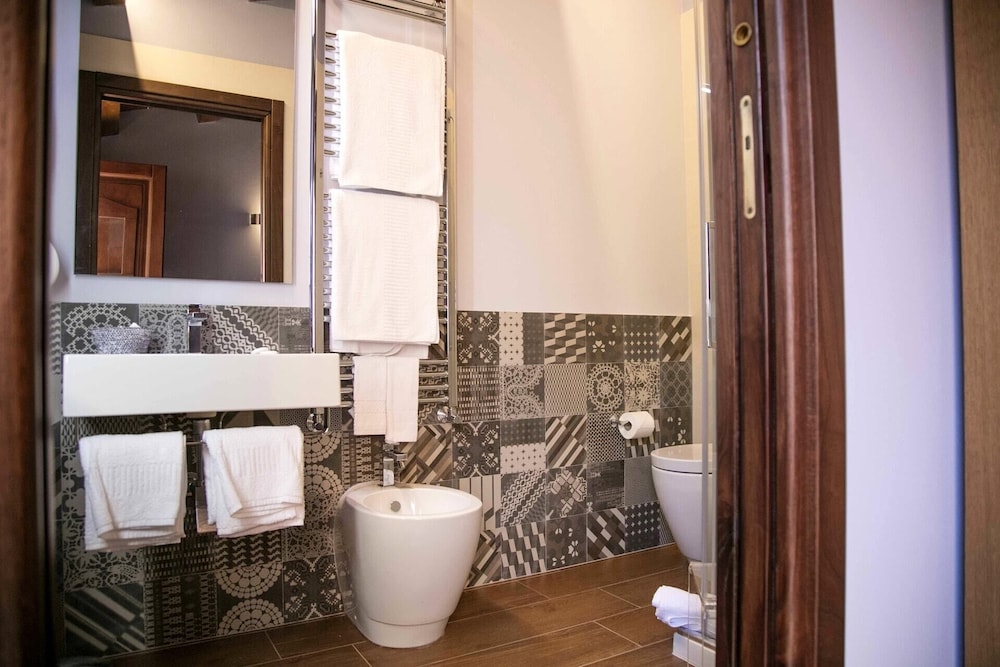 Standard Double Room, 1 Queen Bed, Non Smoking, Courtyard View photo 2