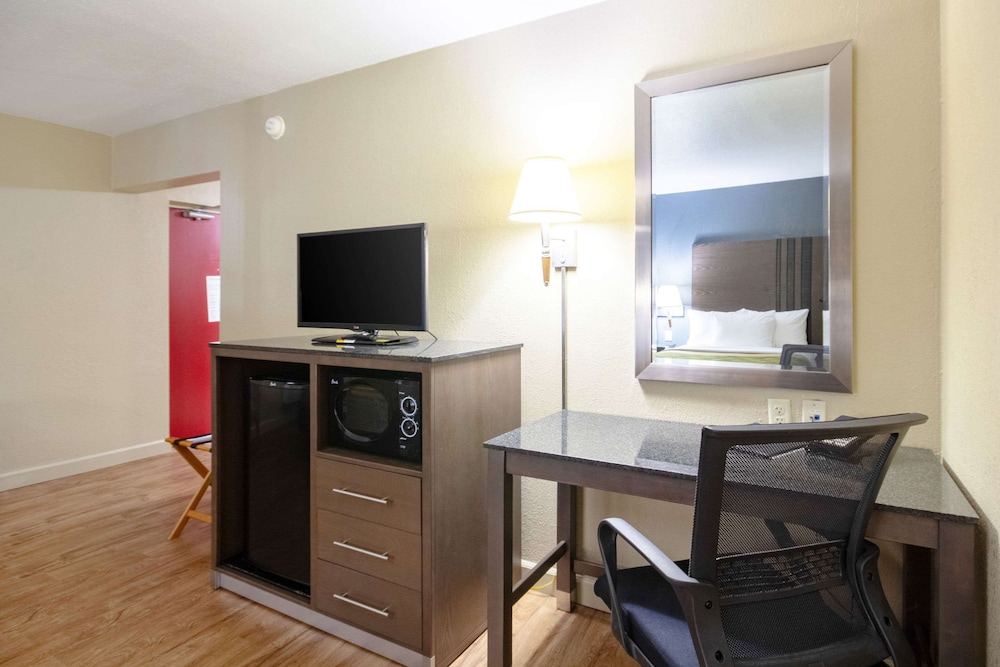 Suite, Multiple Beds, Non Smoking (3 Double Beds) - Photo 4