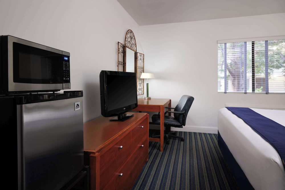 Standard Room, 1 King Bed, Accessible, Refrigerator & Microwave photo 1