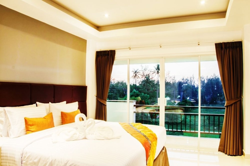 Deluxe Room, Pool View photo 3