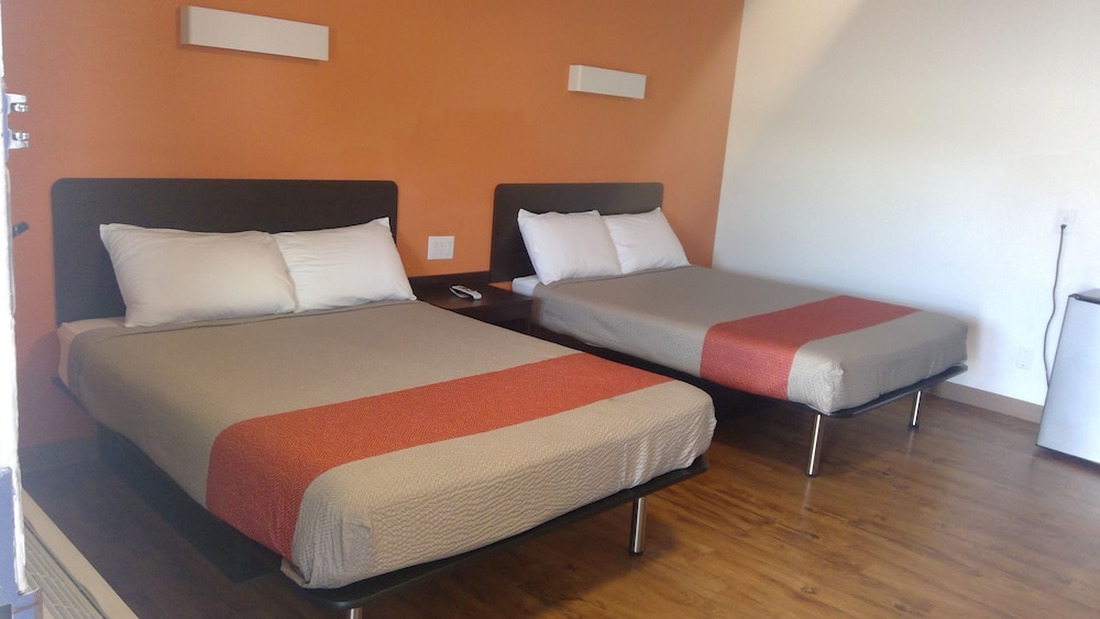 Deluxe Room, 2 Queen Beds, Non Smoking, Refrigerator & Microwave