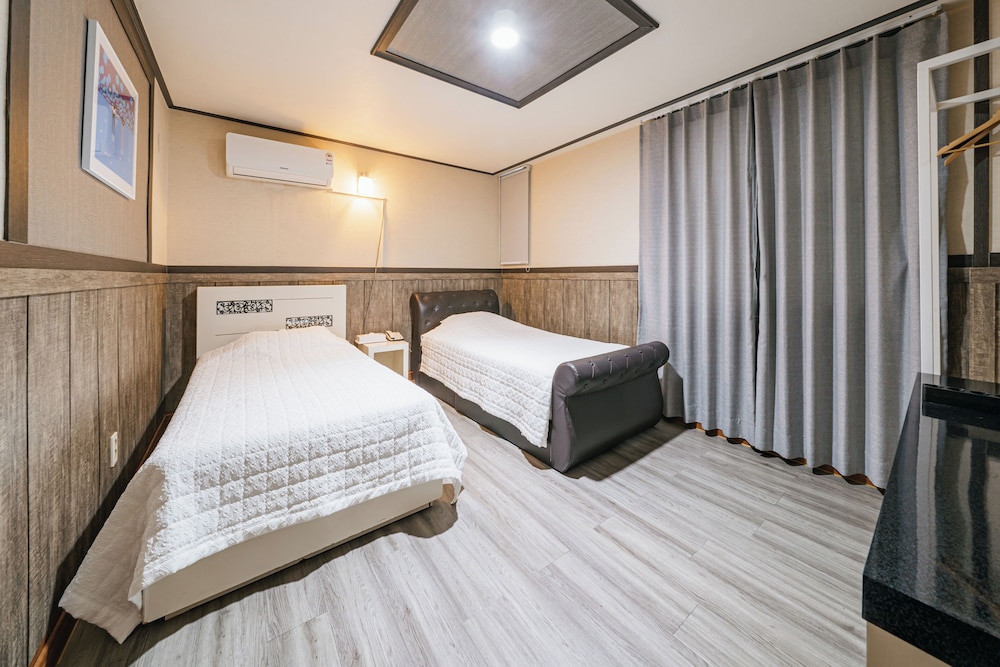 Standard Twin Room, Multiple Beds, Non Smoking, City View
