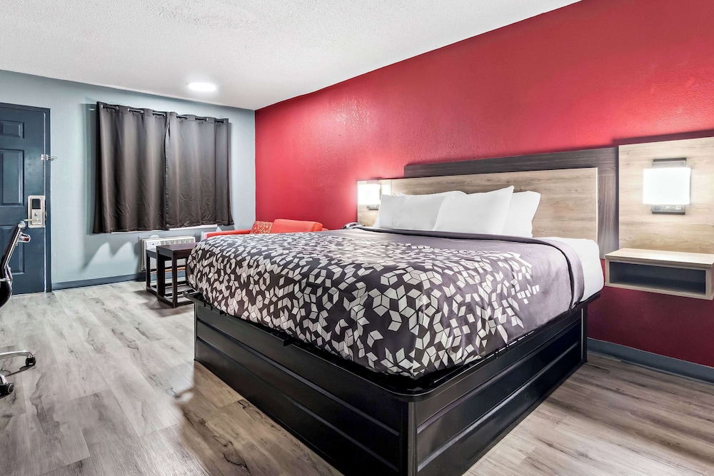 Room, 1 King Bed, Smoking - Photo 4