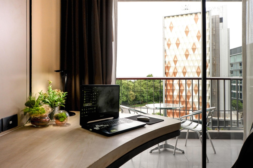 Superior Room, 1 King Bed, Non Smoking, Balcony (Shower Only) photo 2