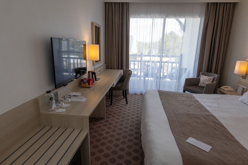 Comfort Room, 1 Queen Bed, Non Smoking, Balcony photo 2