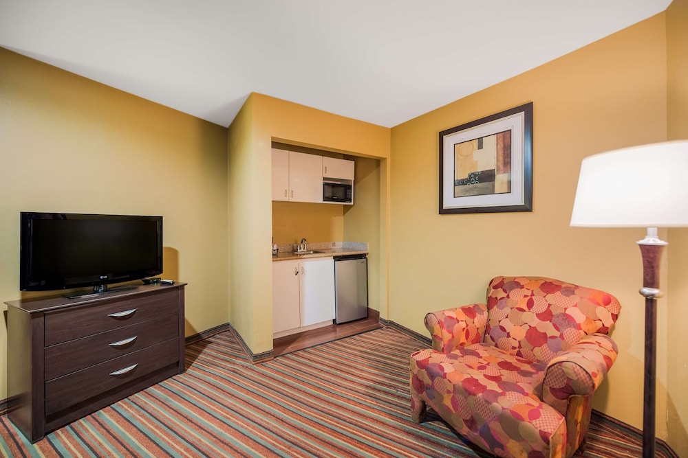 Family Suite, 2 Queen Beds, Non Smoking, Refrigerator & Microwave - Photo 4