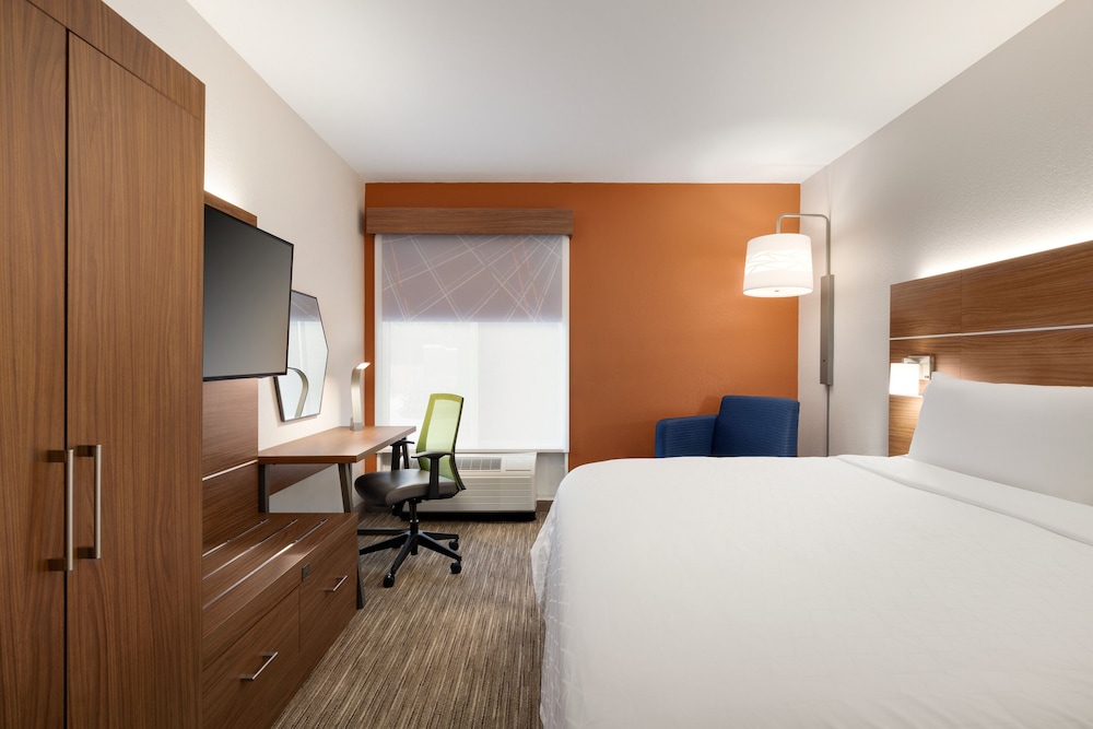 Standard Room, 1 King Bed, Accessible - Photo 5