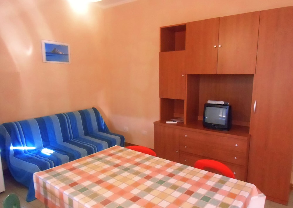 Apartment, 2 Bedrooms, Garden Area photo 2