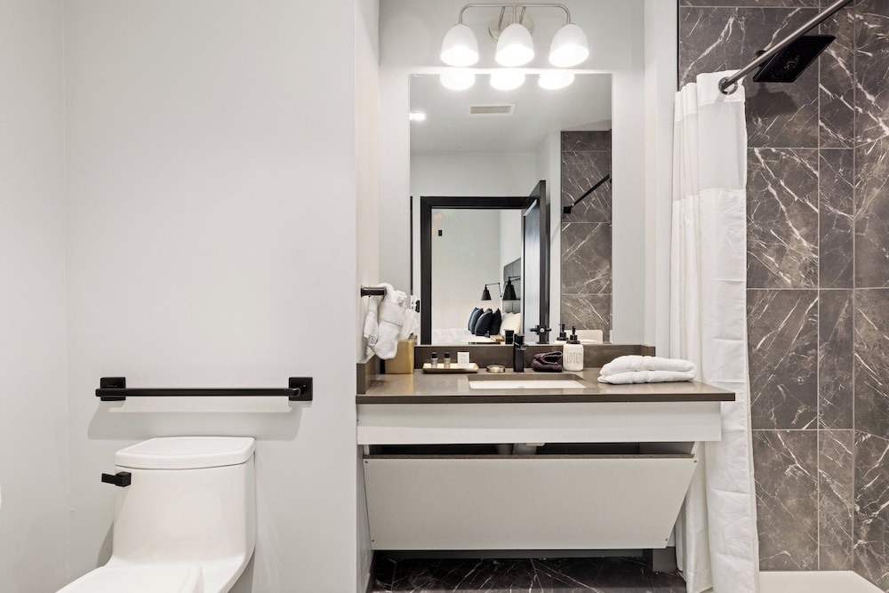 Suite, 2 Bedrooms, Mobility Accessible (Communications) - Photo 14