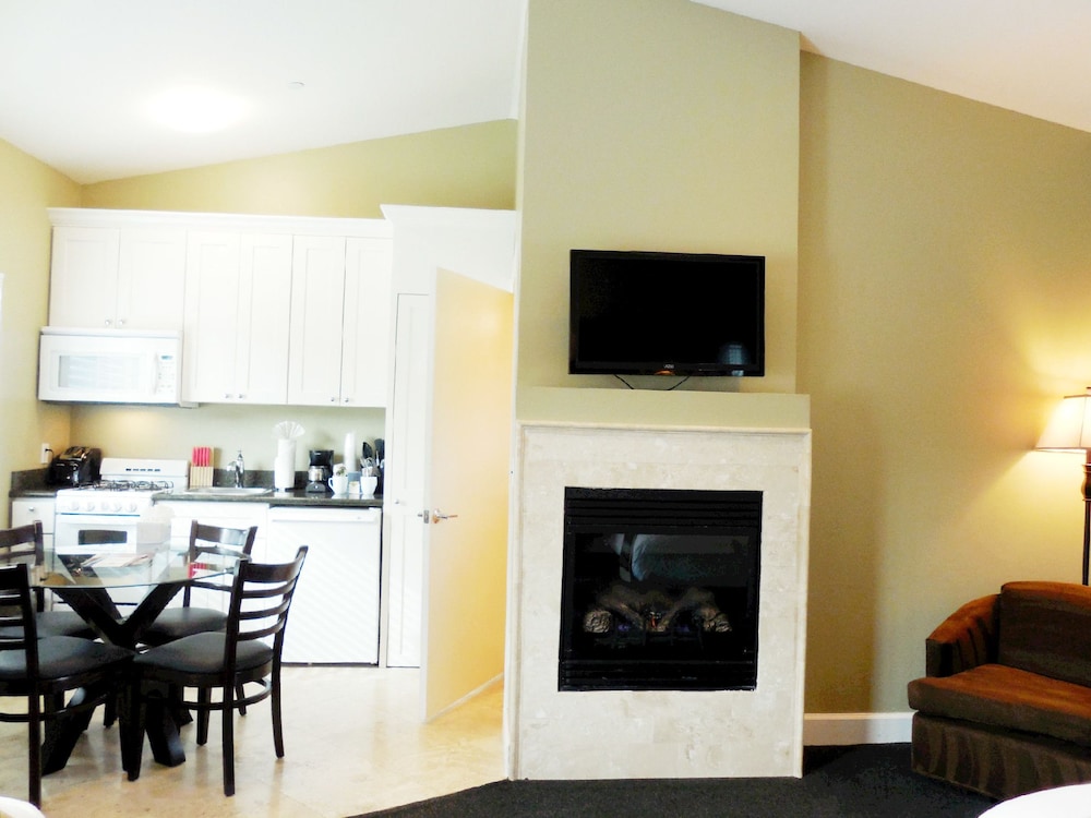 Deluxe Room, 2 Queen Beds - Photo 2