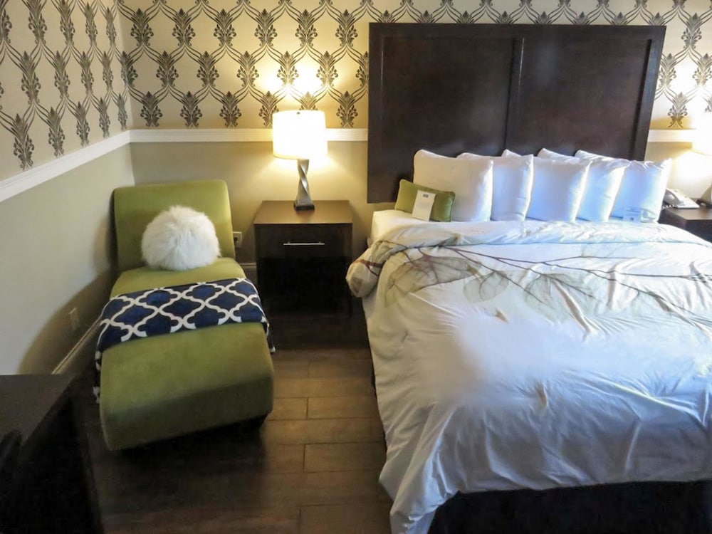 Deluxe Room, 1 King Bed, Non Smoking - Photo 2