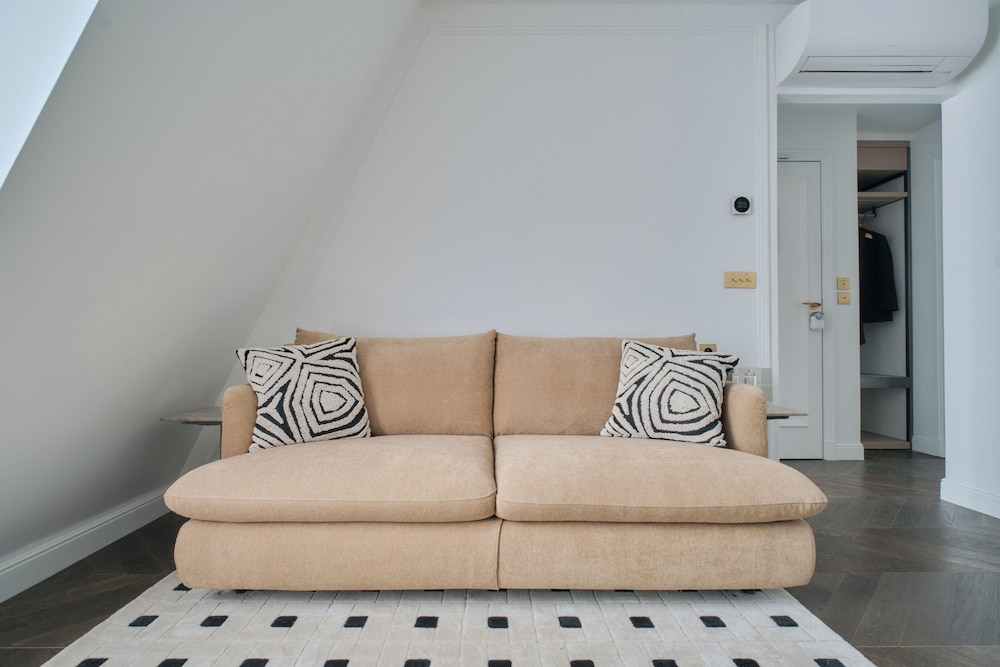 Deluxe One-Bedroom Apartment with City View 601