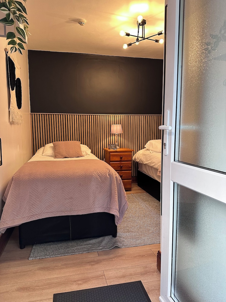 Basic Twin Room, Shared Bathroom photo 1