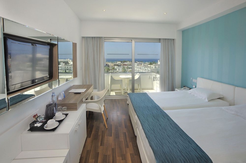 Superior Room, Pool View