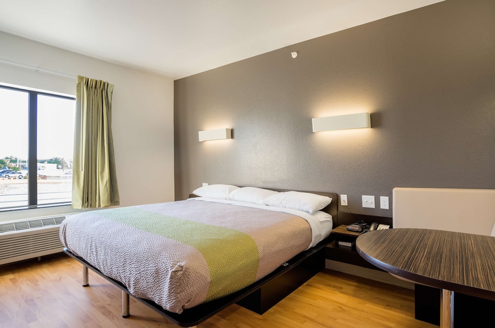 Deluxe Room, 1 King Bed, Non Smoking, Kitchenette photo 3