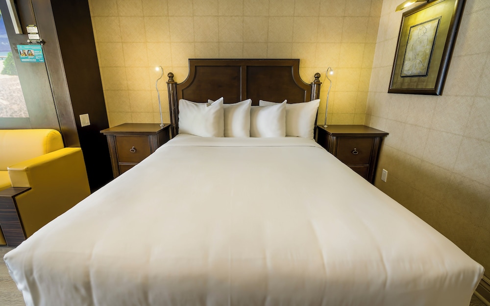 Superior Room, 1 Queen Bed, 1 Queen Murphy Bed photo 3