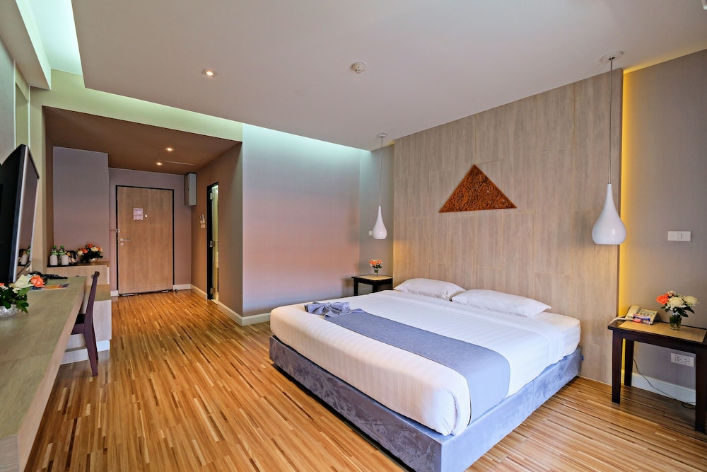 Deluxe Room, 1 King Bed - Photo 4