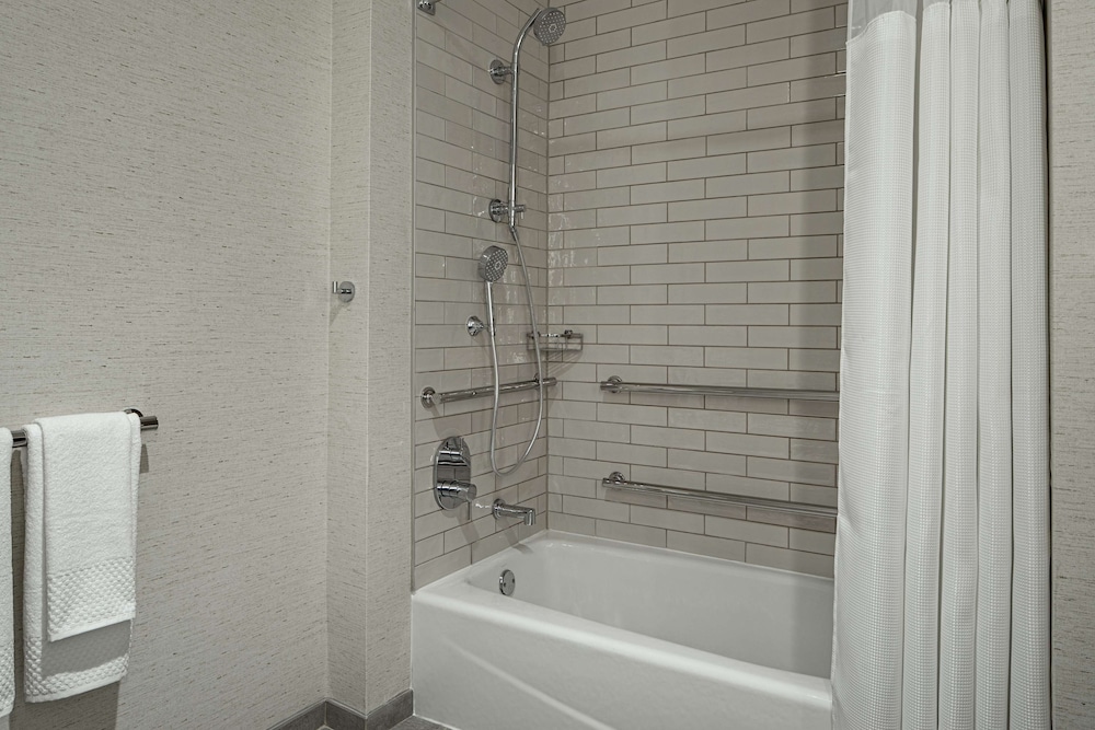 Suite, 2 Double Beds, Accessible, Bathtub (Mobility & Hearing) thumbnail 5