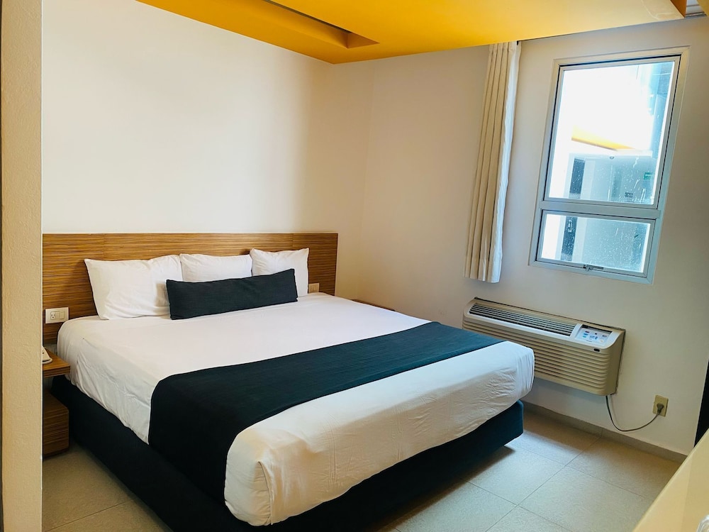 Standard Room, 1 King Bed photo 3