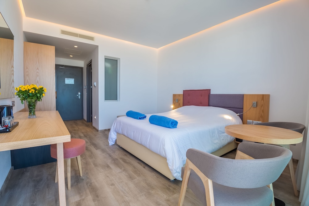 Classic Double Room, Partial Sea View - Photo 4