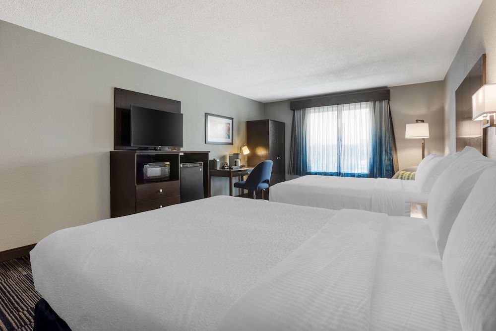 Standard Room, 2 Queen Beds, Non Smoking, Refrigerator & Microwave photo 3