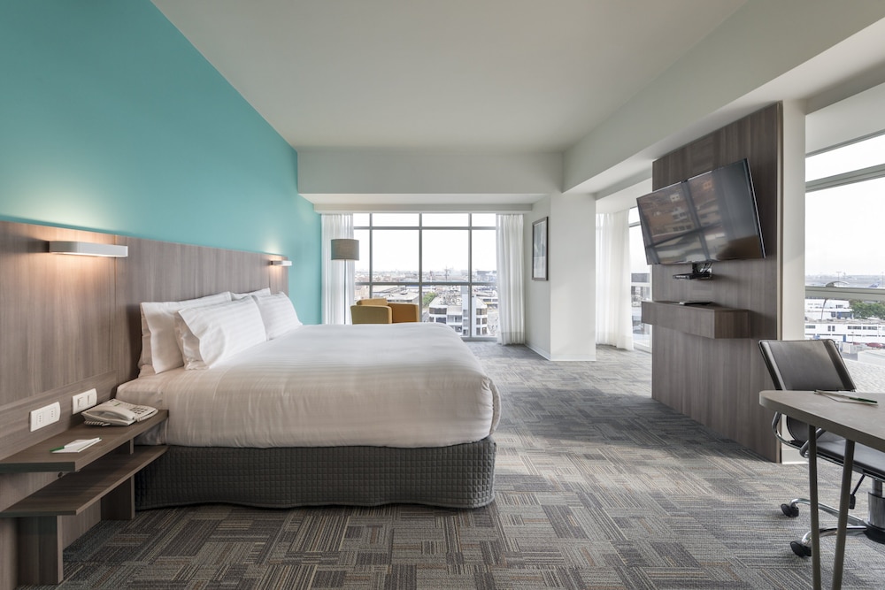 Standard Room, 1 King Bed (Airport View) photo 2