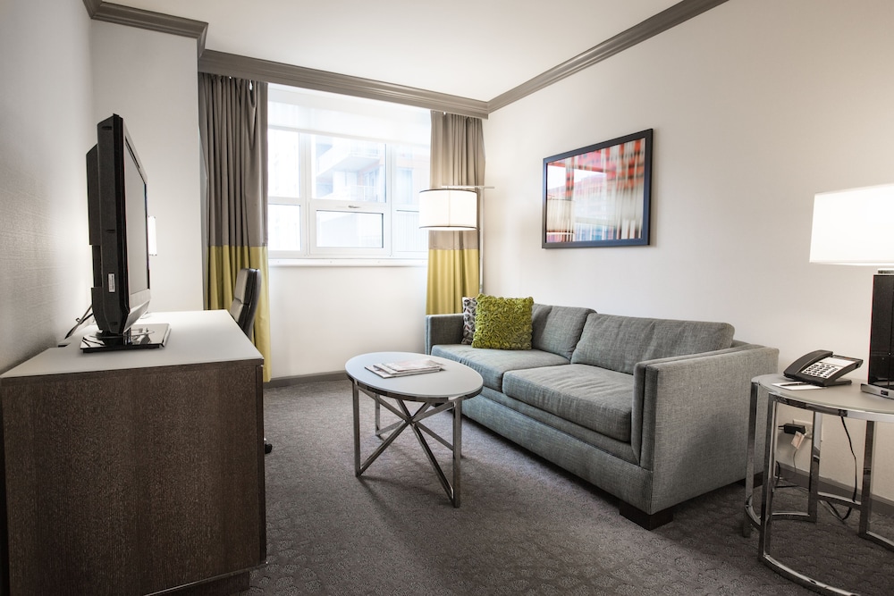 Junior Suite, 1 King Bed, Mobility Accessible (Accessible Tub)