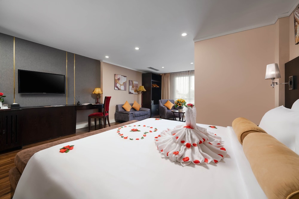 Grand Suite, 1 King Bed, Bathtub, City View photo 3
