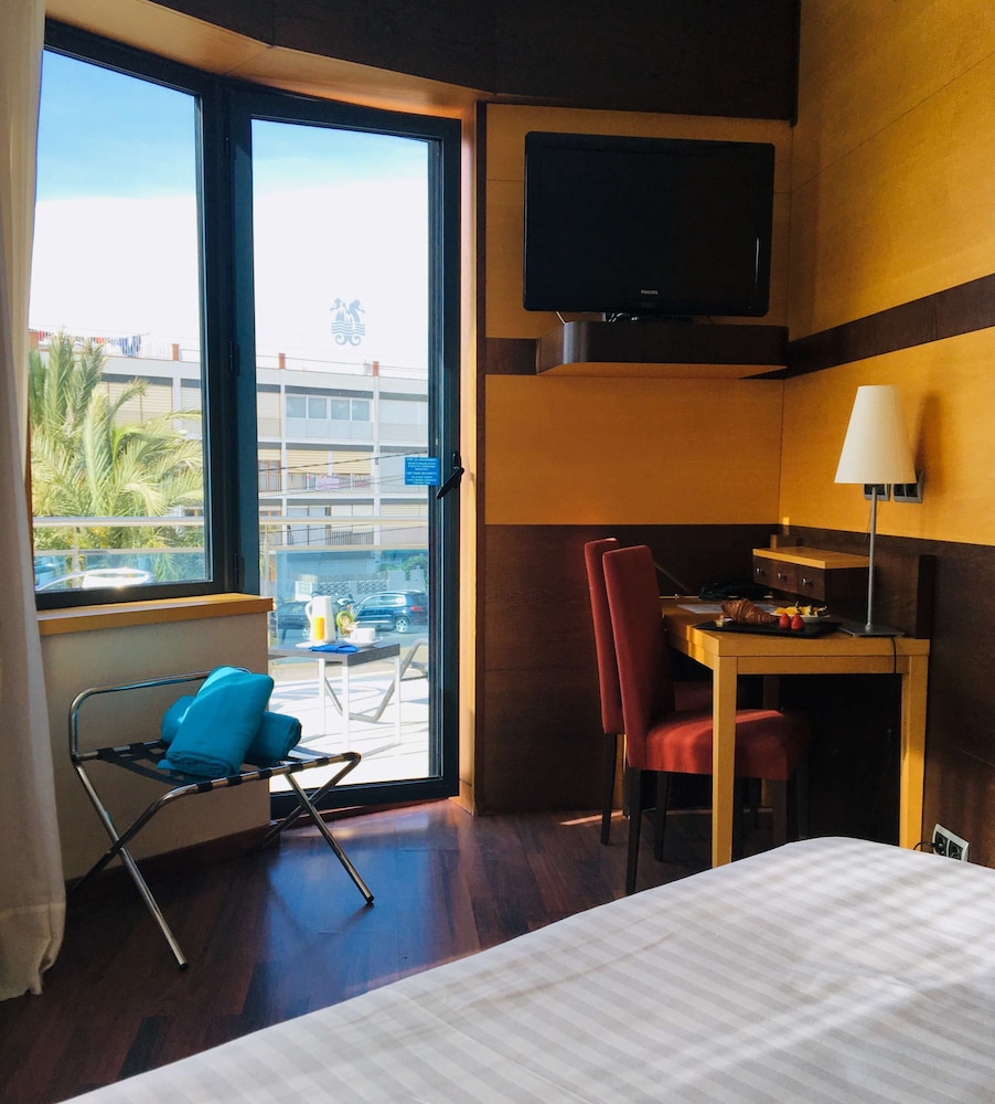 Comfort Room, 1 Queen Bed, Terrace (View) photo 2