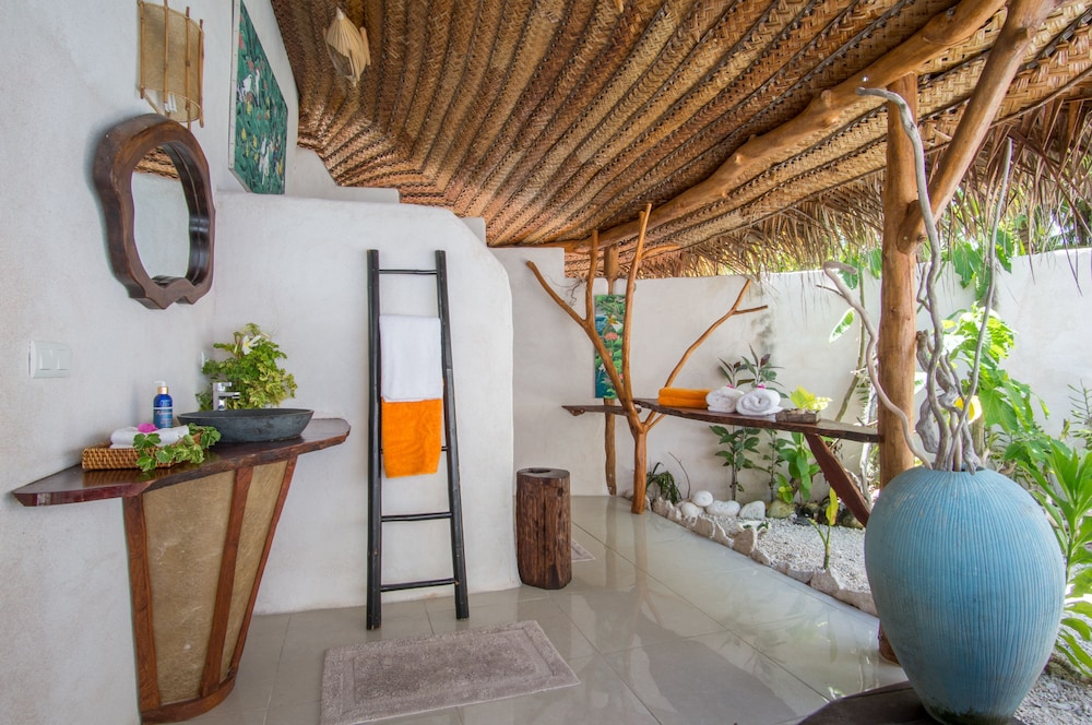 All Inclusive Private Bungalow 'Teahupoo' with Ensuite photo 3