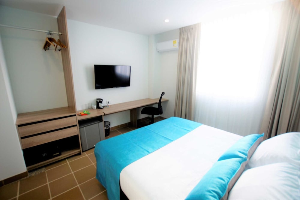 Standard Room, 1 Queen Bed, Non Smoking photo 2