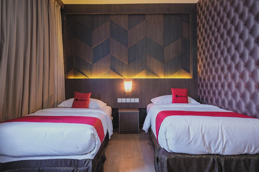 Twin Room (RedDoorz) photo 2