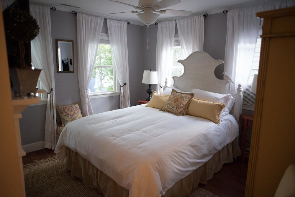 Studio, 1 Queen Bed (32 C)