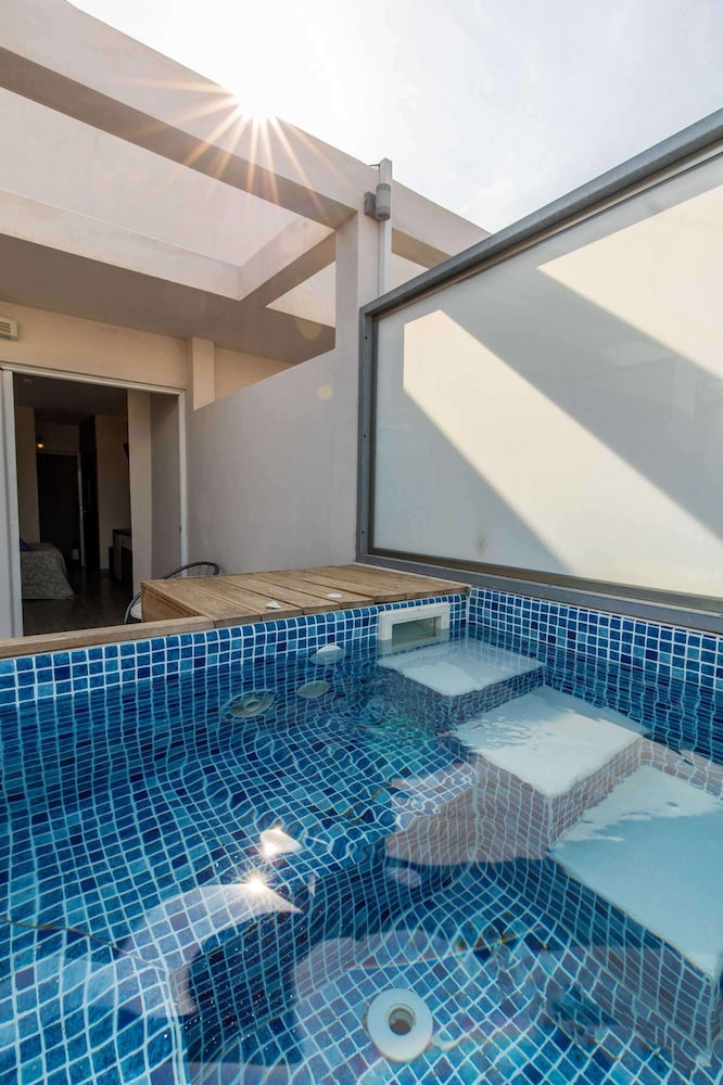Deluxe Room, Jetted Tub - Photo 3