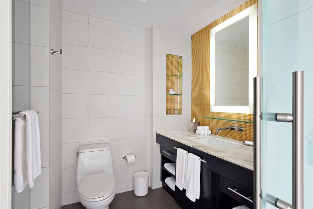 Premium Room, 1 King Bed - Photo 7