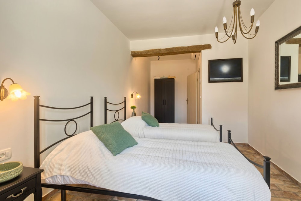 Family House, Multiple Bedrooms, Refrigerator & Microwave (Villa Lapis)