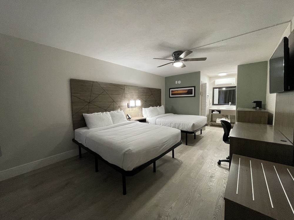 Standard Room, 2 Queen Beds, Non Smoking - Photo 5