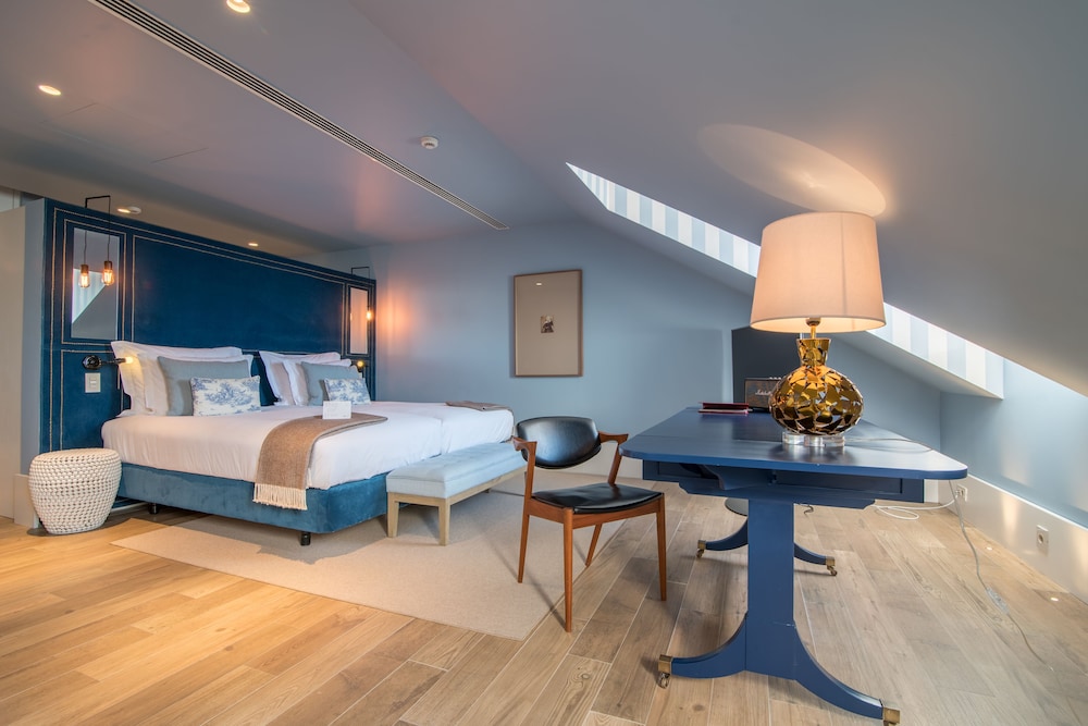 Suite, River View - Photo 4