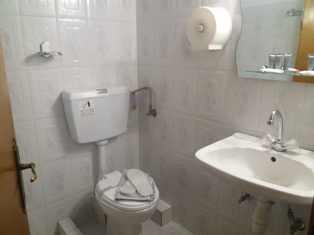 Economy Double Room - Photo 17